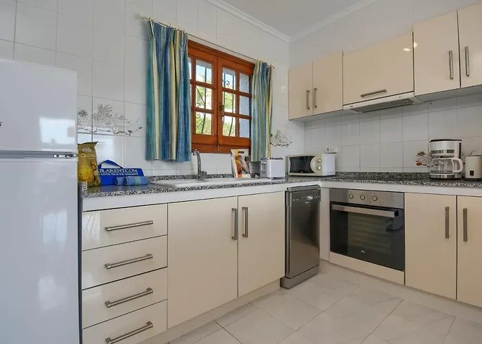 Corto By Aguilarent * 데니아